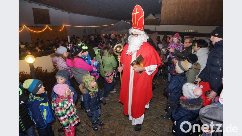 Sehnsüchtig erwarteten die Kinder den Nikolaus. Bild: nib