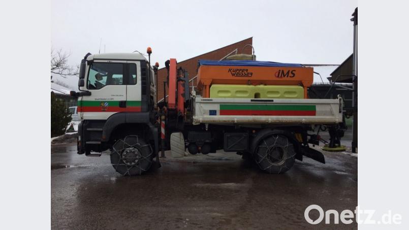 Sieben 18-Tonner sind für die Sicherheit der Weidener Bevölkerung im Zwei- und Drei-Schicht-Betrieb im Einsatz. „Einmal voll machen“ bedeutet hier: 200 Liter Diesel und bis zu 8 Tonnen Salz oder 2400 Liter Salzsole. Bild: Stadt Weiden