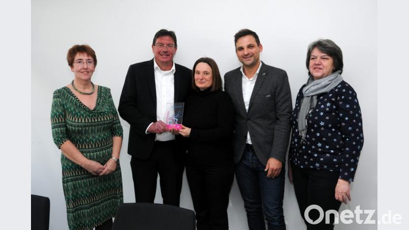 Freude auf allen Seiten (von links): Schulleiterin Gisela Lehnerer, Andreas Schoene (Stahlgruber) und Birgit Maxwitat (Reichhart) mit dem Pokal, Firmenlauf-Organisator Sven Hindl und Fördervereins-Vorsitzende Heidi Sperber. Bild: ge