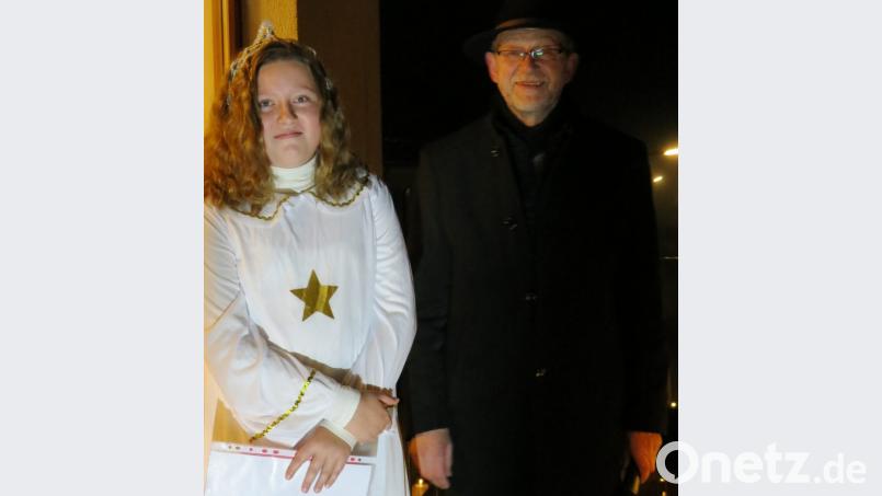 Das Christkind Marie Kiener und Bürgermeister Georg Köppl eröffnen den 14. Altendorfer Adventsmarkt. Bild: Köppl