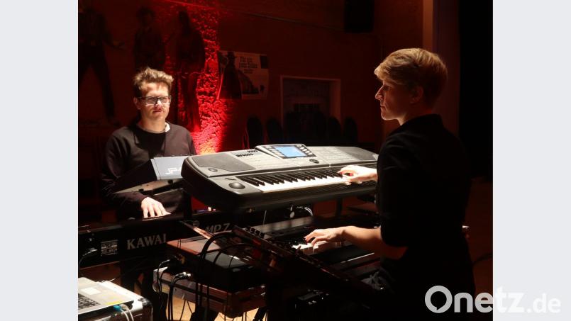 Anita Kinscher und Matthias Sommer sind das Duo "alles meins deins". Mit ihrer aktuellen CD "Rahmenlos" läuten sie nicht nur für Sulzbach-Rosenberg ein neues musikalisches Zeitalter ein. Bild: mfh
