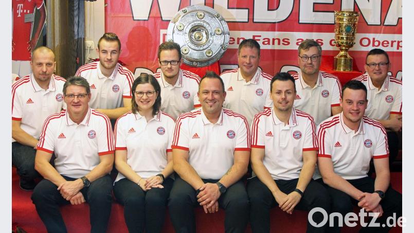 Mit diesem Vorstand geht der Fanclub Wildenau in die nächsten beiden Jahre: Bernhard Weber, Johannes Suttner, Johannes Wittmann, Christian Bäuml, Thomas Dill, Otto Zahn (hinten v. l.), Hans-Jürgen Sperer, Ramona Gollwitzer, Marcus Fritsch, Michael Renner und Raphael Bittner (vorne v. l.). Bild: lst