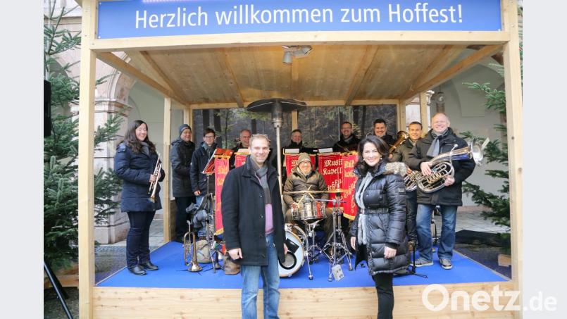 Ministerin Michaela Kaniber (vorne, rechts) stellt sich mit Franz Paulus, Leiter des Referates für Öffentlichkeitsarbeit, und den Dießfurter Schlossbläsern zum Erinnerungsfoto auf. Bild: StMELF