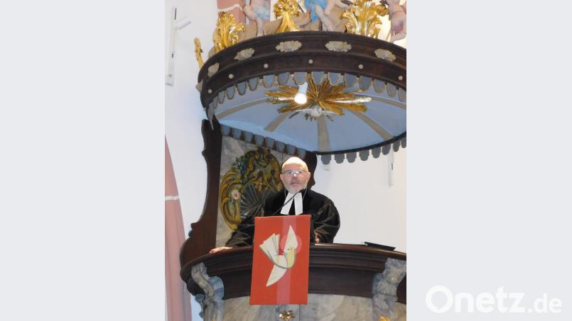 Regionalbischof Hans-Martin Weiss betont in seiner Predigt das Verbindende zwischen den Konfessionen. Bild: hai