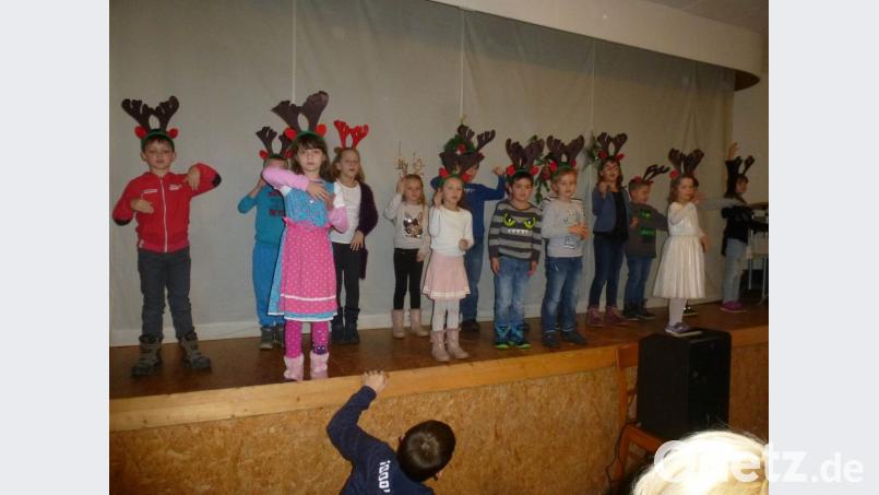 Viel Applaus gab es für die Aufführung der Kinder der Dr.-von-Ringseis-Grundschule beim Seniorennachmittag im Pfarrsaal. Bild: mad