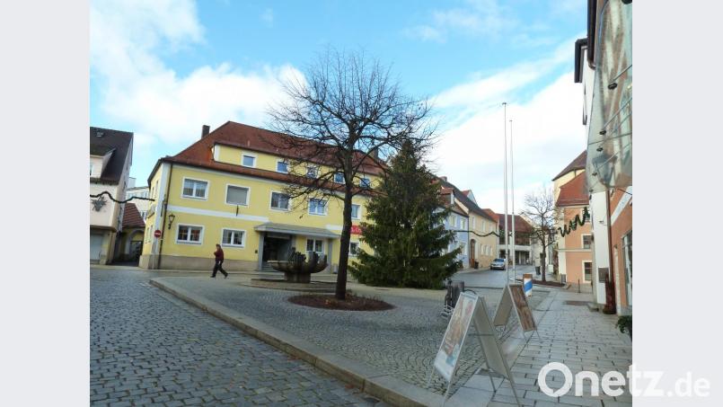 Vor 20 Jahren wurde der Marktplatz gepflastert und neu „eingerichtet“. Die Linde am Schwarz-Brunnen hat sich prächtig entwickelt und zum 40. Christkindlmarkt wurde ein imposanter Baum aufgestellt. Bild: Portner