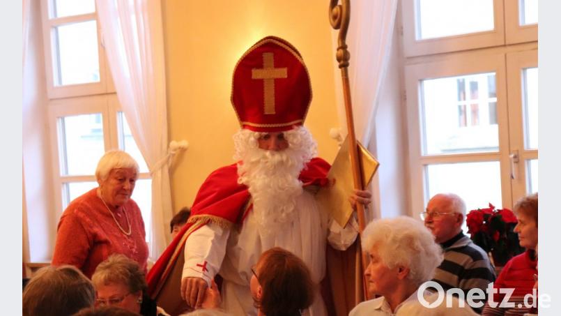 Der Nikolaus verabschiedet sich persönlich von einer Besucherin. Bild: Susanne Forster