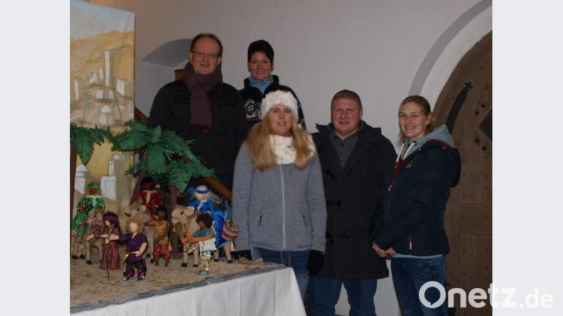 Wieder gut besucht îst die Krippenausstellung, die der CSU-Ortsverband im Erdgeschoss des Rathauses präsentiert. Die eingegangenen Spenden in Höhe von 250 Euro kommen der Eltern-Kind-Gruppe Zwergerltreff zugute (von links): CSU-Fraktionsvorsitzender Hans-Jürgen Schönberger, Ortsvorsitzende Birgit Birner, Zwergerltreff-Leiterin Michaela Meier, Ausstellungs-Organisator Martin Merkl und Zwergerltreff-Leiterin Cathi Meindl. Bild: u