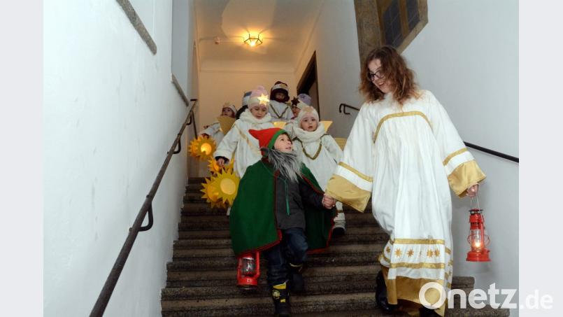 Himmlische Boten beschenken die Kinder beim Christkindlmarkt der Neustädter Musikschule mit Leckereien. Bild: Gabi Schönberger