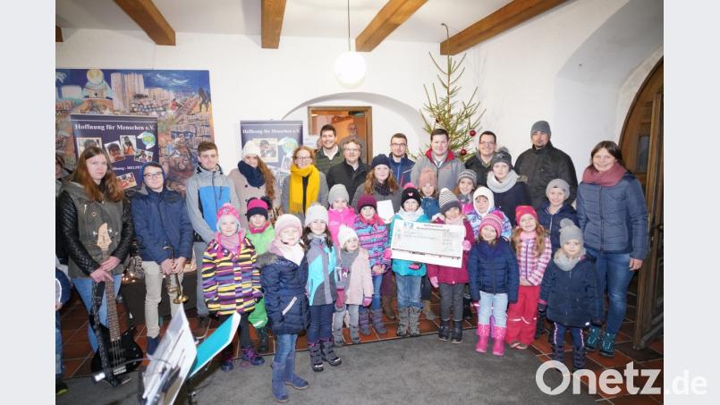 JU-Vorsitzender Florian Stahl (hinten, Sechster von links) mit &quot;Blechhaufen&quot;-Leiter Stephan Striegl (hinten, Sechster von rechts) und der &quot;CantiKids&quot;-Leiterin Manuela Grünauer (rechts). Bild: fvo
