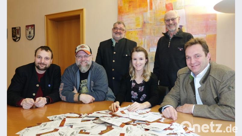 Im Amtszimmer von Bürgermeister Armin Schärtl (hinten links) übernahm Standesbeamtin Tanja Reis die Rolle der Glücksfee. Sie zog die vier Gewinner und ein weiteres Hauptlos aus den abgegebenen Karten der Teilnehmer an der Schmankerlwoche der Nabburger Wirte Stefan Bergmann und Jörg Podlesny (von links) sowie Stefan Sauerer und Max Meier (von rechts). Bild: ohr