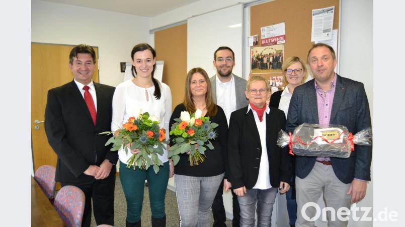 Nicole Roder, Sabine Woppmann (Zweite und Dritte von links) und Oswald Putzer (rechts) erhalten ihre Ehrung von BRK-Kreisgeschäftsführer Sandro Galitzdörfer, Personalratsvorsitzender Bertram Kincl, Stellvertretende Kreisgeschäftsführerin Edeltraud Sperber und Personalreferentin Nadine Ehmann (von links). Bild: hcz