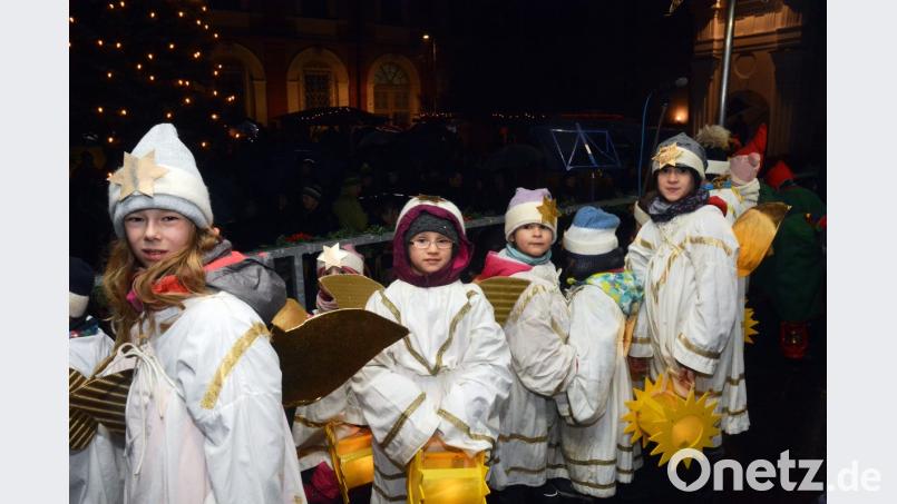 Himmlische Boten beschenken die Kinder beim Christkindlmarkt der Neustädter Musikschule mit Leckereien. Bild: Gabi Schönberger
