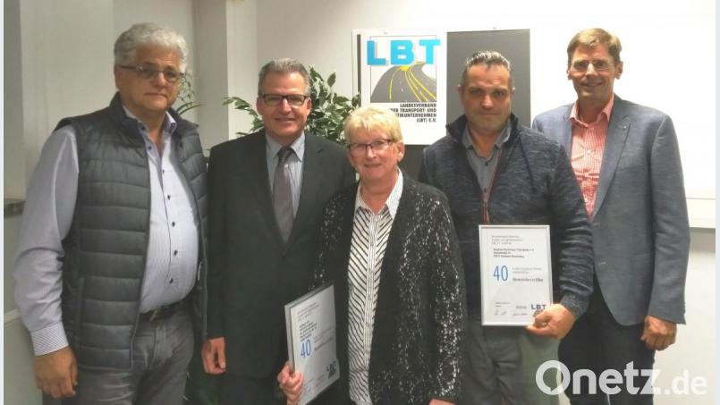 Hannelore Nitzbon (Mitte) von der Firma Meyer aus dem Birgland und Siegfried Donhauser (Zweiter von rechts) von der Firma Siegfried Donhauser Transporte aus Sulzbach Rosenberg nehmen die Urkunden für 40-jährige Mitgliedschaft im Verband in Empfang. Bild: Harald Sentner (exb)