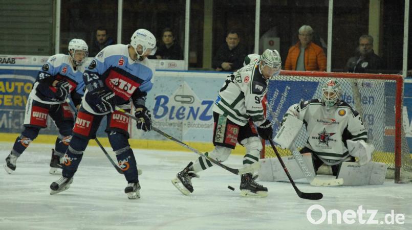 Die Blue Devils unterlagen am Sonntag dem Tabellenzweiten Starbulls Rosenheim mit 3:5. Hier fälscht Martin Heinisch (Zweiter von links) die Scheibe ab, doch Gästegoalie Lukas Steinhauer pariert. Mit im Bild Marco Pronath (links) und Starbulls-Verteidiger Maximilian Vollmayer. Bild: gb