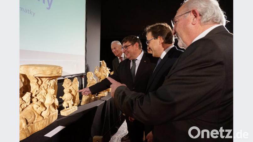 Stolz zeigt Pavel Hroch (Zweiter von links), stellvertretender Regierungspräsident der Region Südböhmen, den bayerischen Ehrengästen die Krippenausstellung. Neben Regierungsvizepräsident Christoph Reichert (Zweiter von rechts) waren auch die stellvertretenden Landräte Erich Muhr (Regen, rechts) und Arnold Kimmerl (Schwandorf) zur Präsentation ins Cebb gekommen. Bild: eib