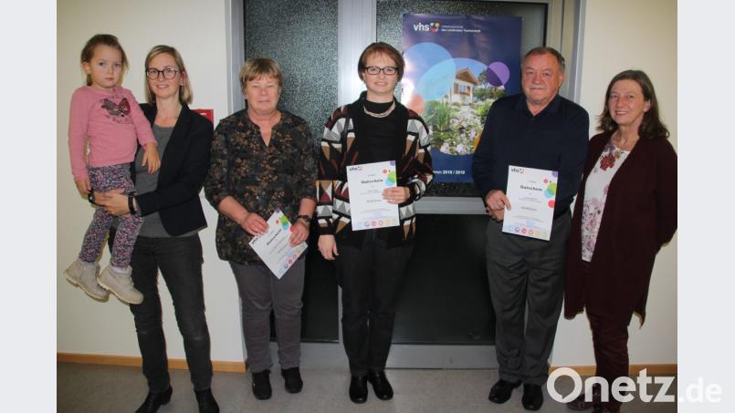 Die Sieger des diesjährigen VHS-Anzeigenrätsels, von links Monika Arbter-Hubrich mit Töchterchen Mathilda, Harriet Giesecke, Anja Götz,, Ludwig Hecht und VHS-Leiterin Angelika Schraml. Bild: kro