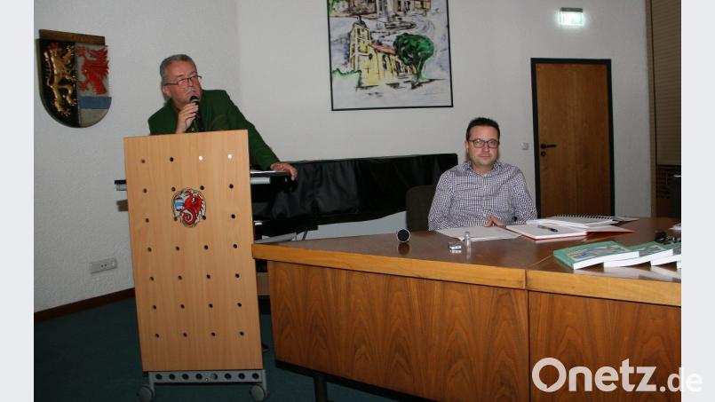 Bürgermeister Toni Dutz (links) geht gut vorbereitet in die Bürgerversammlung. Das Zahlenwerk hat Kämmerer Harald Seitz (rechts) zusammengestellt. Bild: wro