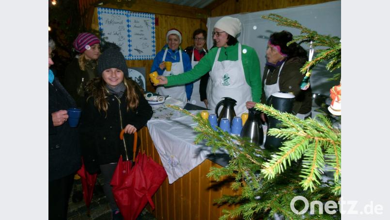 Apfelkücheln und Apfelpunsch sind der &quot;Renner&quot; beim Obst-und Gartenbauverein. Bild: rn