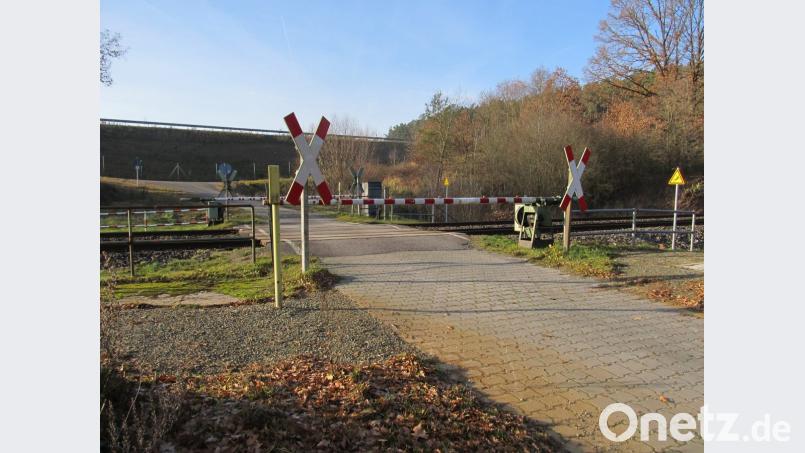 Hauptsächlich von Radfahrern wird dieser Bahnübergang zwischen Pfreimd und Wernberg im Bereich der Autobahnbrücke genutzt. Dorthin führt teilweise nur ein geschotterter Weg. Die Bahn würde den Übergang gern richtig breit ausbauen, doch da spielt die Stadt Pfreimd nicht mit. Bild: bl