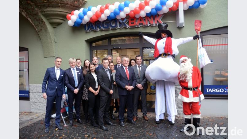 Zur Eröffnung bunt geschmückt zeigt sich die Filiale der Targobank den Ehrengästen. Bild: Gabriele Schönberger