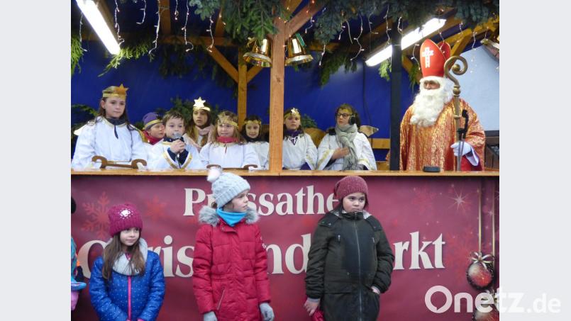 Erstmals in der Geschichte des Pressather Christkindlmarktes schlüpfte mit Noah Kneidl (Zweiter von links) in die Rolle des Christkinds. Bild: mng