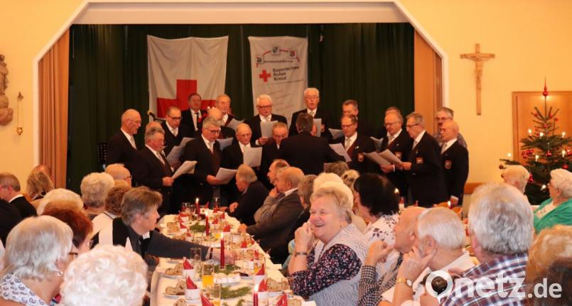 Gute Stimmung bei den Gästen, während der Männergesangverein weihnachtliche Stücke zum Besten gibt. Bild: Susanne Forster