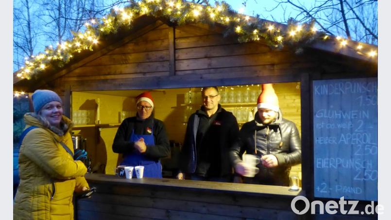 Vorsitzender Thomas Fritsch (links) in seiner Bude mit dem erstmals servierten Eierpunsch. Bild: fsb