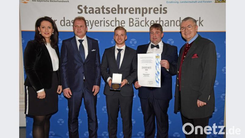 Landwirtschaftsministerin Michaela Kaniber zeichnete auch die Bäckerei Kosler aus Maxhütte-Haidhof mit dem Staatsehrenpreis für das bayerische Bäckerhandwerk aus. Bild: Angabe Baumgart/StMELF