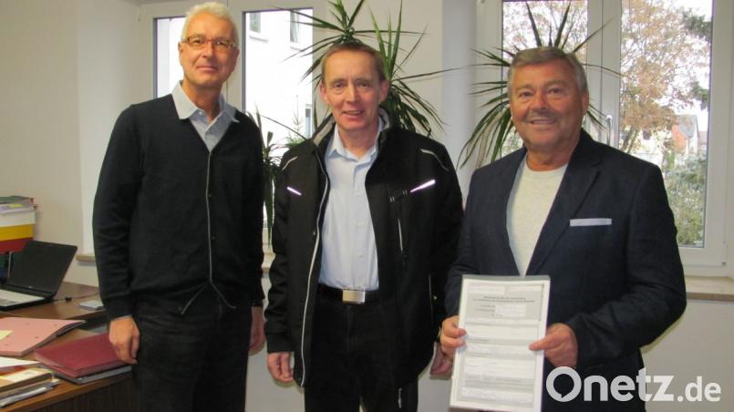 Herbert Steiner (rechts) und Friedrich Janner (Mitte) reichen bei Geschäftsleiter Stephan Diedl (links) den Wahlvorschlag der Freien Wähler für Friedrich Janner als Bürgermeisterkandidat ein. Bild: sei