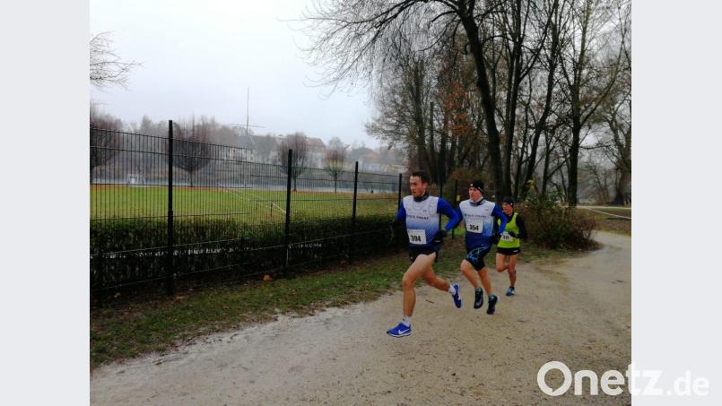 Maximilian Zeus (links) absolvierte die Zehn-Kilometer-Strecke beim Regensburger Nikolauslauf in 31:15 Minuten. Bild: exb