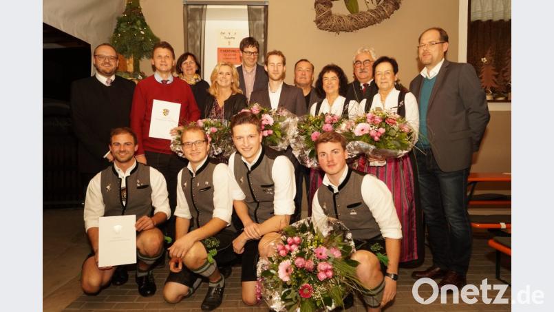 Die Träger des Nachwuchsförderpreises, die Schwarzenbacher Schenkelzinterer (vorne), sowie die Kulturpreisträger des Landkreises mit Landrat Andreas Meier (links) und den Bürgermeistern. Bild: arw