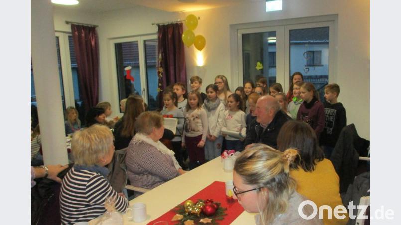 Der Kinderchor der Grundschule begeistert mit Weihnachtsliedern. Bild: gz