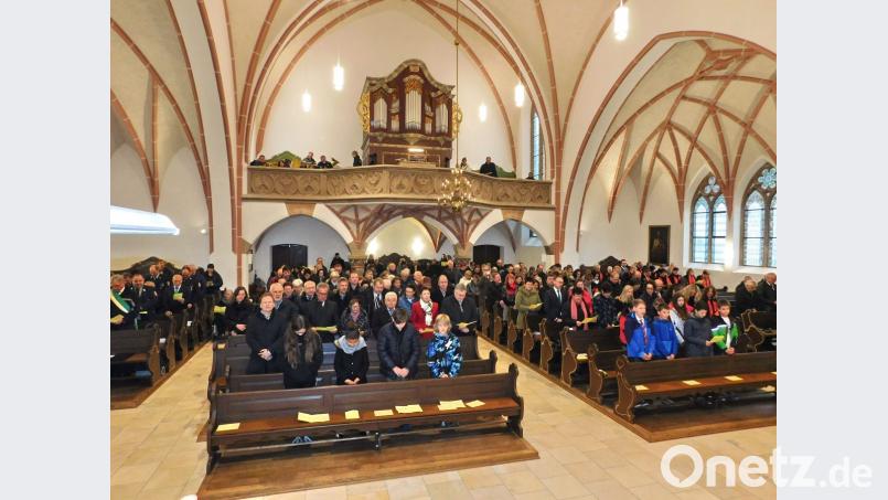 Viele Gläubige kommen zur Wiedereinweihung der St. Johanniskirche in Wirbenz. Bild: hia