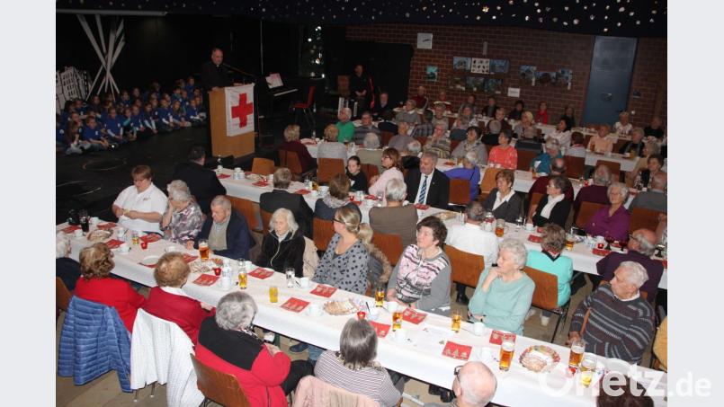 Gut gefüllt war die Aula bei der 50. Adventfeier der BRK-Gemeinschaft Tirschenreuth. Stadtpfarrer Georg Flierl (hinten) ging in seinem Grußwort auf die Bedeutung der Adventszeit ein. Bild: kro