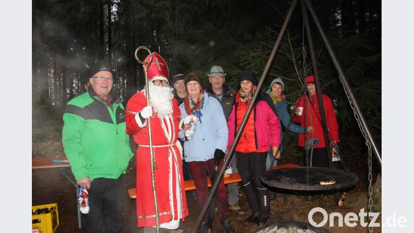 An der Stempel im Wald erwartet der Nikolaus die Wanderer und beschenkte die Kinder mit Päckchen. Bild: frd