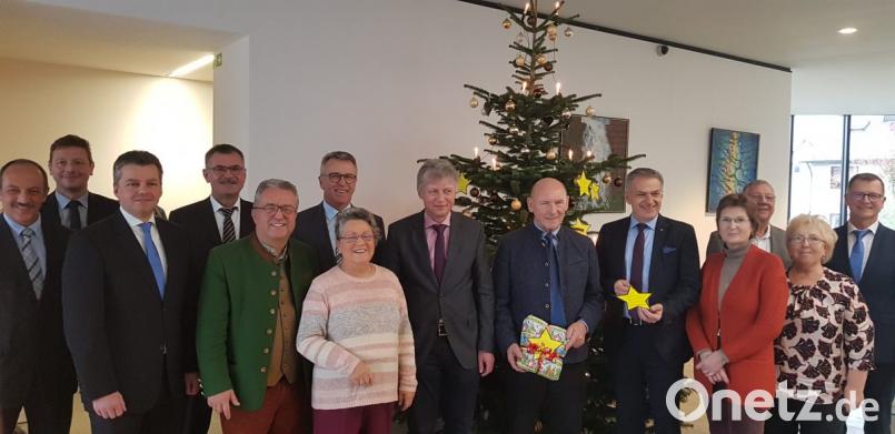Von links: Manfred Steckermeier, Tilo Scharnagl, Matthias Rath, Berthold Bauer, Toni Dutz (Bürgermeister Wiesau), Franz Stahl (Bürgermeister Tirschenreuth), Inge Pannrucker (Vorsitzende des Kinderschutzbund Tirschenreuth), Lothar Müller (Bürgermeister Plößberg), Karlheinz Hoyer (2. Bürgermeister Waldsassen), Roland Grillmeier (Bürgermeister Mitterteich), Gabriele Kohl (2. Vorsitzende Kinderschutzbund Tirschenreuth), Anton Singer, Marianne Scheffler, Helmut Wolfrum (Zweigstellenleiter Volksbank- Raiffeisenbank Tirschenreuth) Bild: pjss