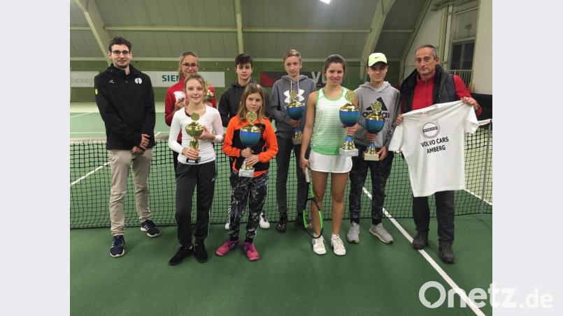 Bei der Siegerehrung des Volvo-Schanzl-Indoor-Cups gab es Pokale für die Gewinner. Bild: TC Amberg am Schanzl/exb