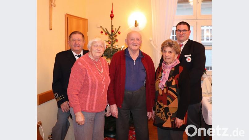 Ehrenbereitschaftsleiter Michael Heldwein (von links) mit den ältesten Gästen der Adventfeier: Berta Weigl (89 Jahre), Karl Weiß (84 Jahre), Eleonore Schicker (89 Jahre) sowie Bereitschaftsleiter Thomas Wagner. Bild: Susanne Forster