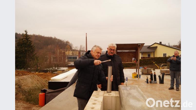 Mit Hammerschlägen verschließt Architekt Uli Greiner die Zeitkapsel. Bild: arw