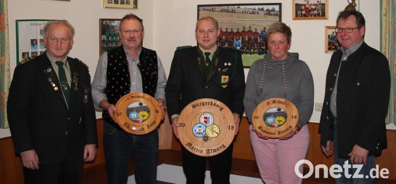 Bürgermeister Martin Prey (rechts) und Schützenmeister Johann Schneeberger (Niedermurach) zeichneten Bürgerkönig Martin Alwang (Mitte) und die beiden Ritter Christoph Zinkl und Susanne Ziereis aus. Bild: exb