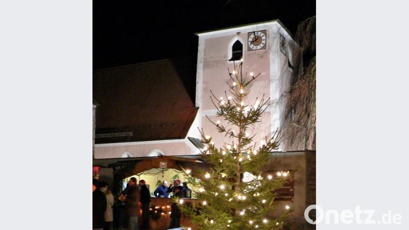 Die Nikolauskirche, das Gemeindehaus, den Rathaussaal und die
	Buden aus dem Marktplatz sollten Besucher des Kohlberger Weihnachtsmarktes
	am Samstag, 8. Dezember, ab 15.30 Uhr besuchen. Bild: jml
