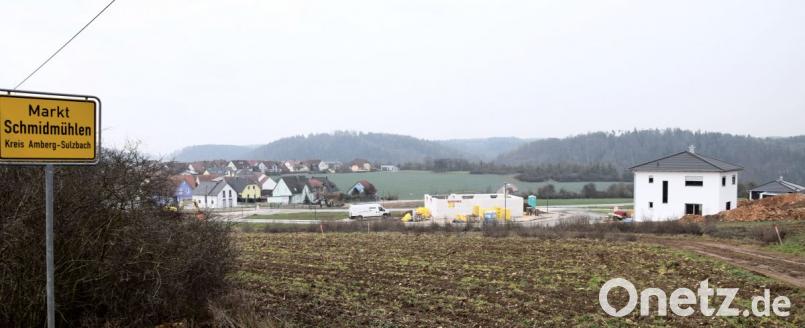 In Schmidmühlen wird künftig am Ledererhang auf dem gegenüberliegenden Taleinschnitt gebaut, nachdem die Bauplätze im aktuellen Baugebiet „Lauterachblick“ (im Vordergrund) innerhalb weniger Monate verkauft waren.	Bild: bö Bild: bö