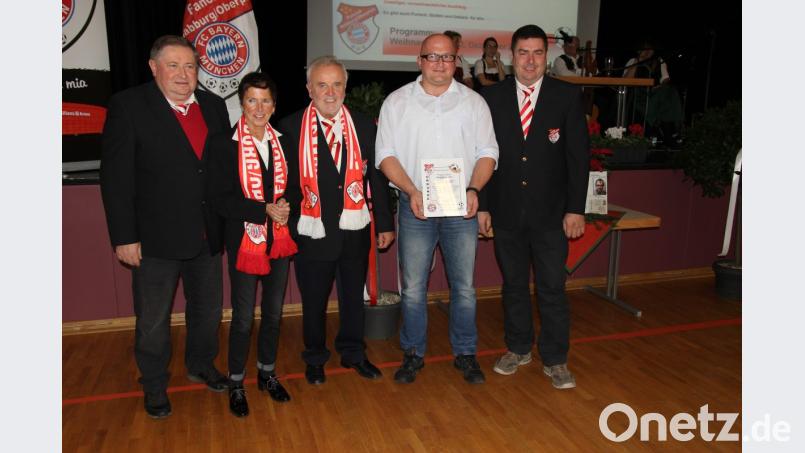 Bernd Hofmann (Mitte) nahm Hans Wagner aus Littenhof (Zweiter von rechts) als 5650. Mitglied auf. Bild: ral