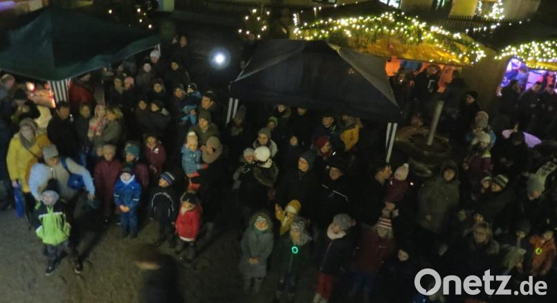 Gespannt warten Kinder und Eltern auf die Ankunft des Nikolauses. Bild: Köppl