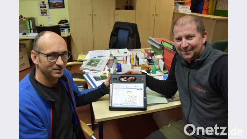 Thomas Huber (li.) und Stefan Dürgner haben die Gesundheit der Bäume im Blick. Gemeinsam mit Kollege Andreas Markert (nicht im Bild) kümmern sie sich um die regelmäßigen Kontrollen. Bild: shl