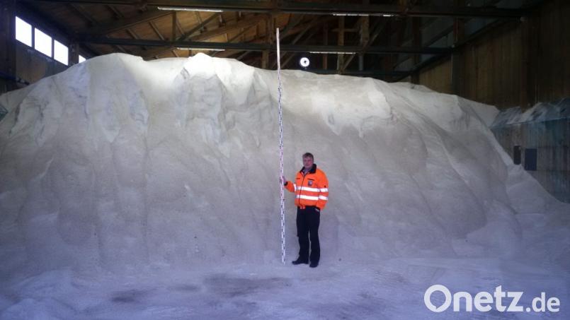 Vorbereitet: Weidens Winterdienst-Chef Marc Badhorn vor 1300 Tonnen aufgetürmten Salzvorrat auf dem Bauhof in der Vohenstraußer Straße. Bild: Stadt Weiden