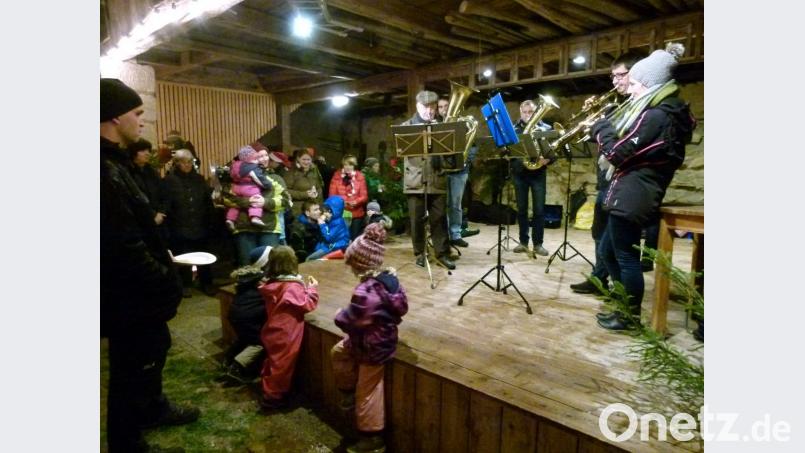 Mit weihnachtlichen Weisen unterhalten die Musiker die Besucher beim Taubnschuster-Adventsmarkt. Bild: rn