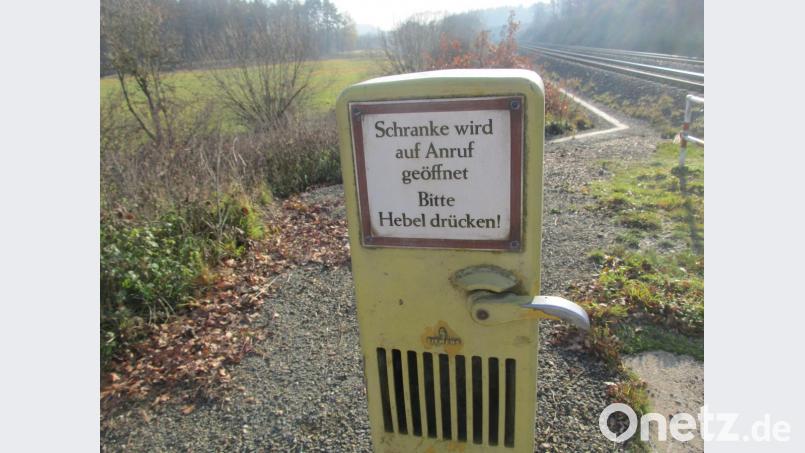 Nicht mehr ganz neu ist diese Vorrichtung, mit der sich die Schranke erst nach Rücksprache mit einem bahn-Mitarbeiter öffnet. Zwei solcher Übergänge gibt es auf Pfreimder Gebiet. Bild: bl