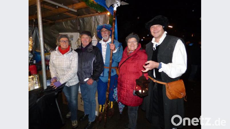 &quot;Der Markt ist nun zu End&#039;, wir wünschen euch einen schönen Advent&quot;, so verabschiedeten Nachtwächter Christian Mörtl (rechts) und Roland Merkl (Mitte) die Besucher. Bild: mng